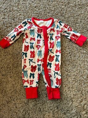 Source Unknown Red and Green Bow Print One-Piece Footie